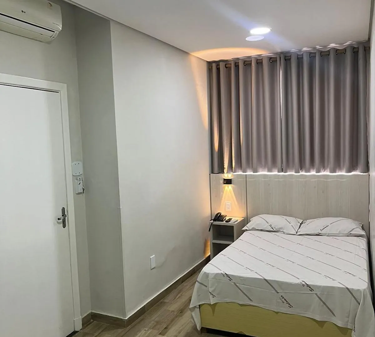 **  Hotel Salomao - Proximo A 25 De Marco, Bom Retiro, Bras E Rua Santa Efigenia, A 2 Minutos Do Mirante Sampa Sky E Pista De Skate Anhangabau São Paulo Brasilien